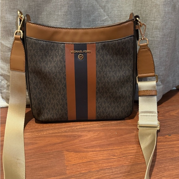 Michael Kors crossbody - Picture 1 of 3